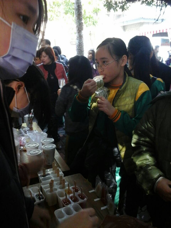 話拳寒天Q棒園遊會攤位前大排長龍照片