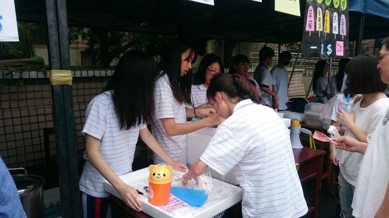 學生排隊瘋搶園遊會美食話拳寒天Q棒照片